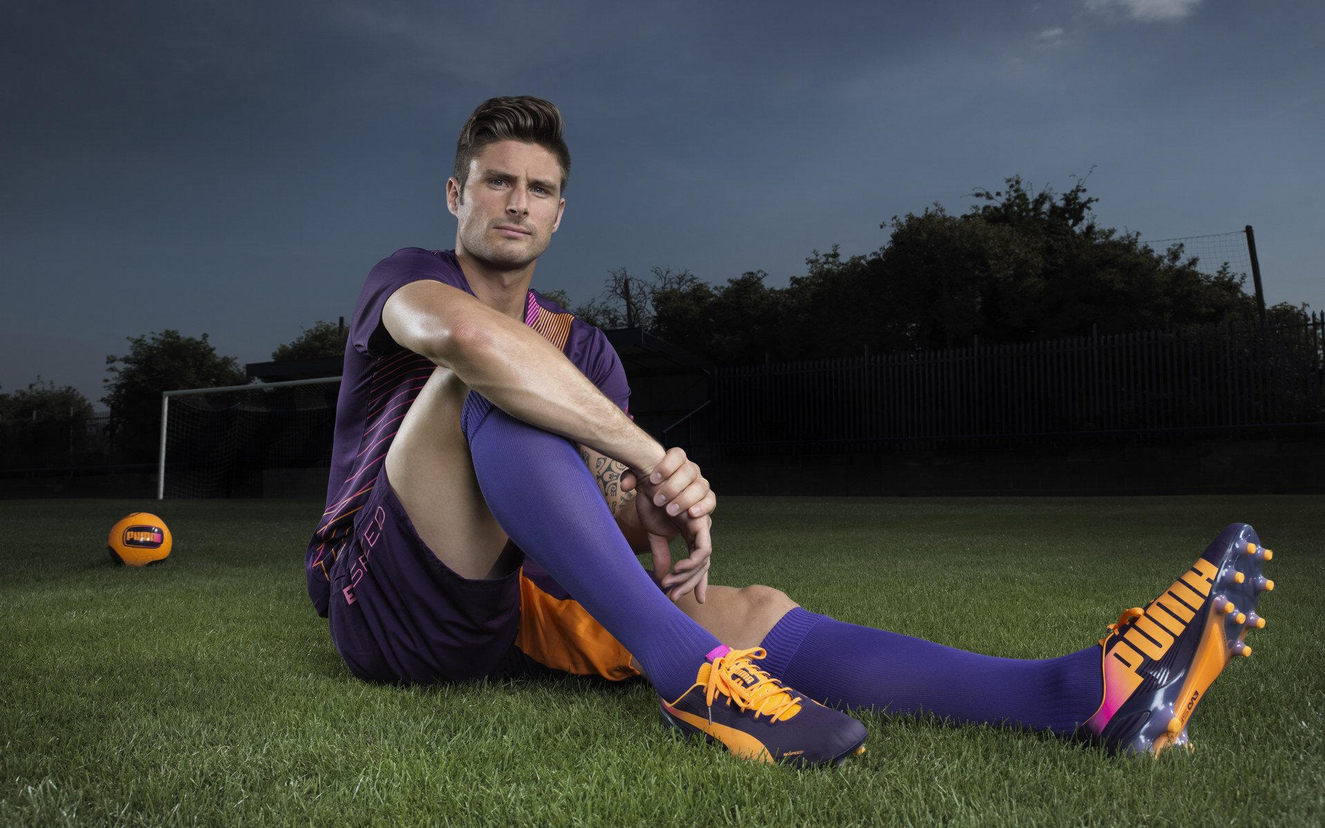 莱万多夫斯基连续十二场比赛得分突破纪录,DWG挑战极限!