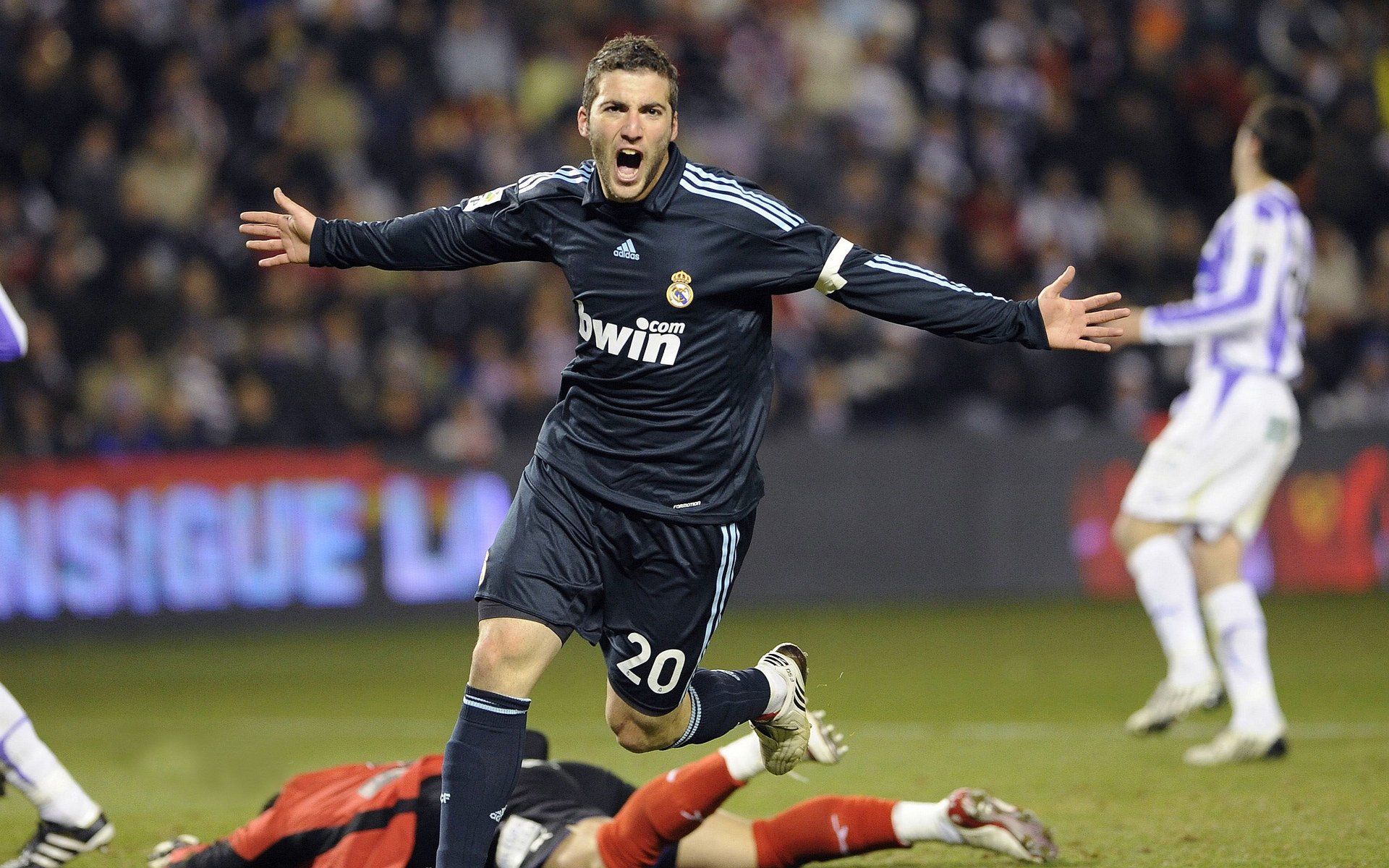 九游体育APP-Rookie在老鹰比赛中大胜，赛况扑朔迷离引发热议！