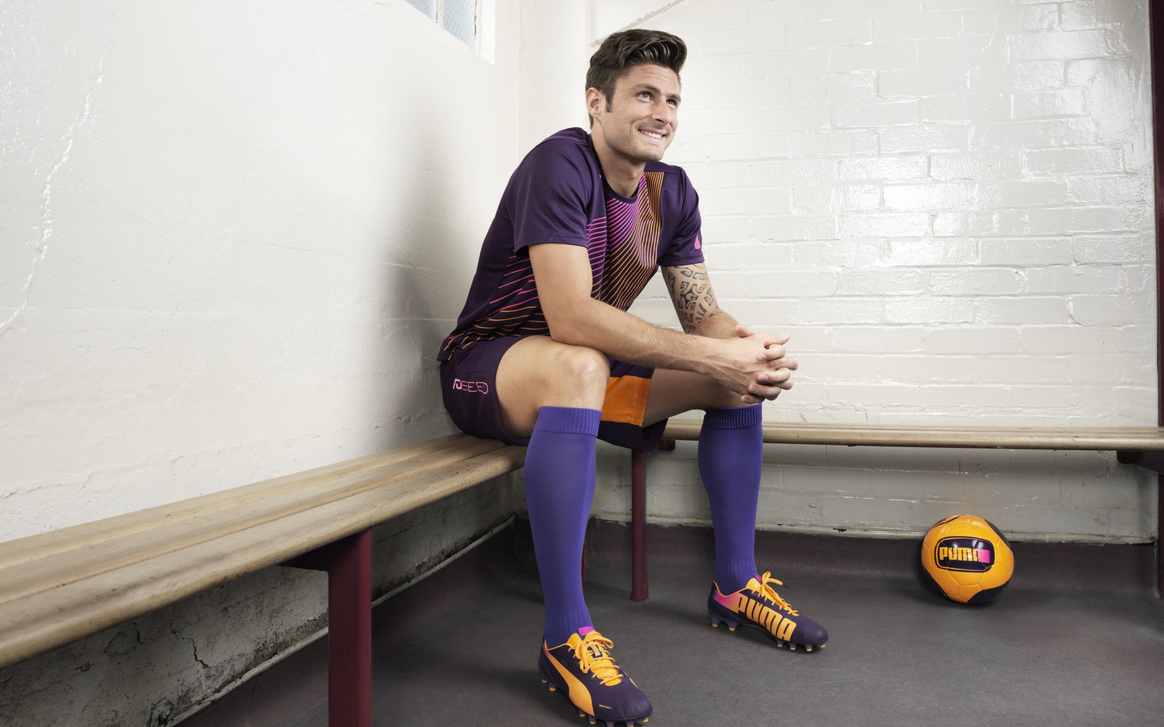 库里在曼联比赛中回归赛场，大胜引发热议！